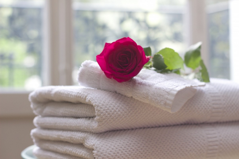 hotel-TAVERNES-min_towel_rose_clean_care_salon_spa_white_bath-731641